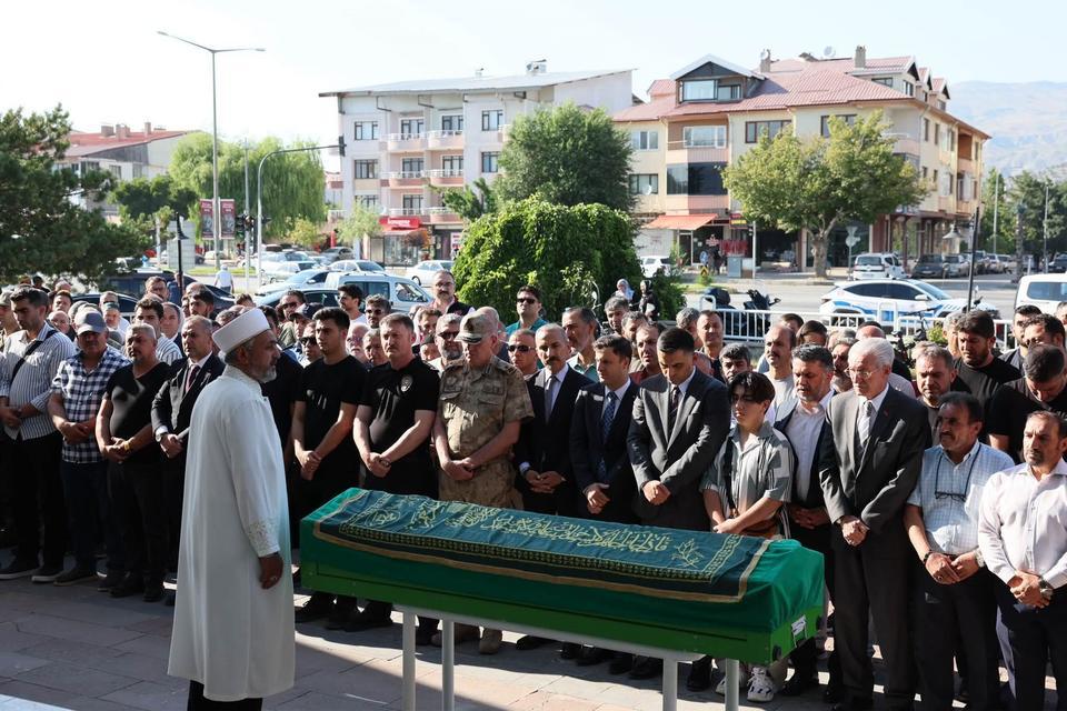 Şehit babası Mehmet Zengin son yolculuğuna uğurlandı