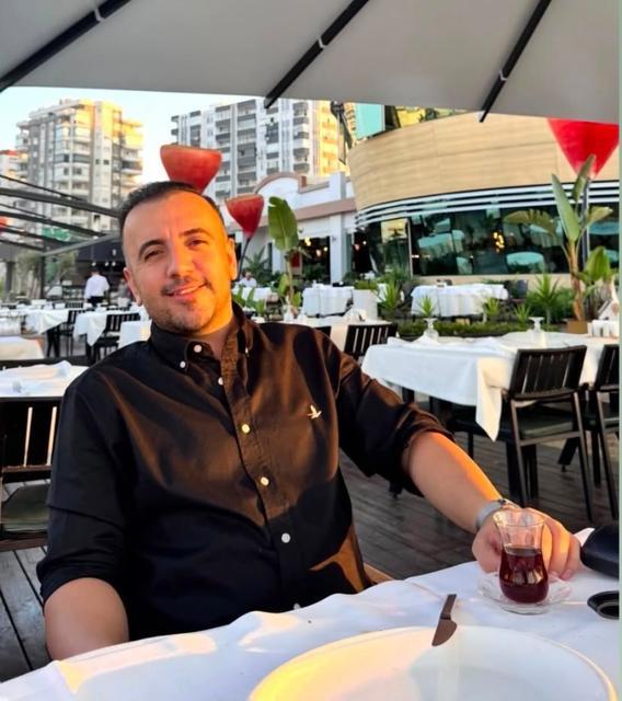 Önce cep telefonundaki kişiye el salladı, sonra dondurmacıyı vurdu
