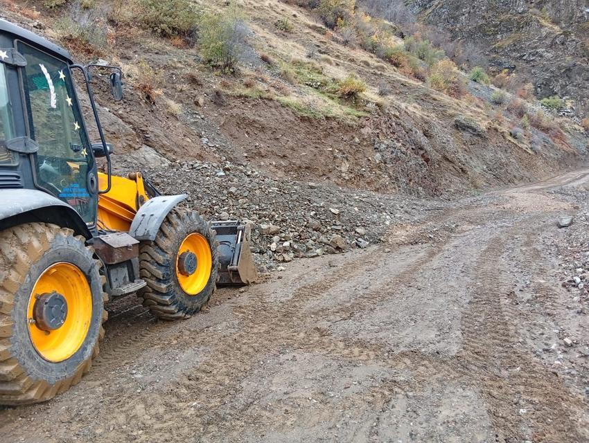 Sağanak yağış heyelana neden oldu