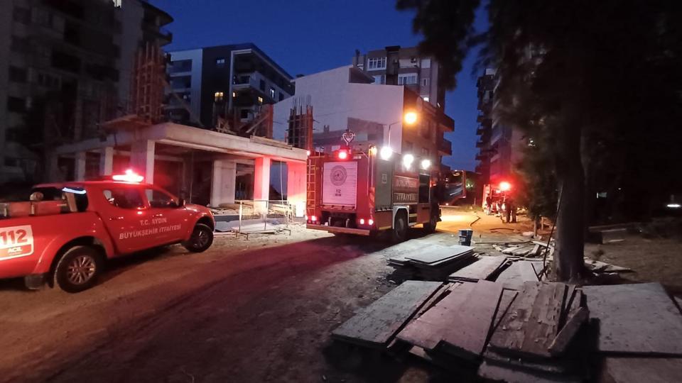 Edinilen bilgiye göre bir apartmanın asansör dairesinde bulunan elektrik panosu ve bir kaç parça eşya henüz bilinmeyen bir nedenle tutuştu.