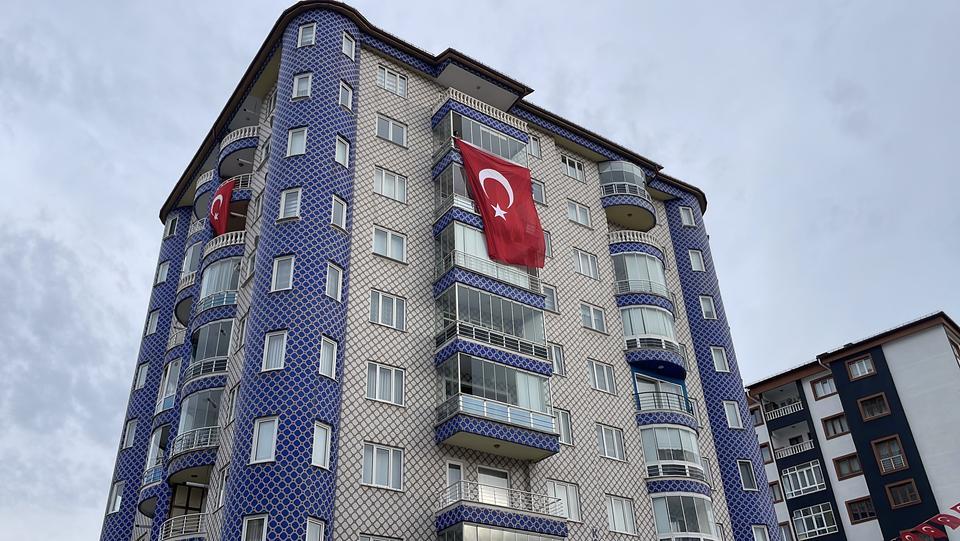 Emre Astsubay'ın baba ocağına Türk bayrağı asıldı