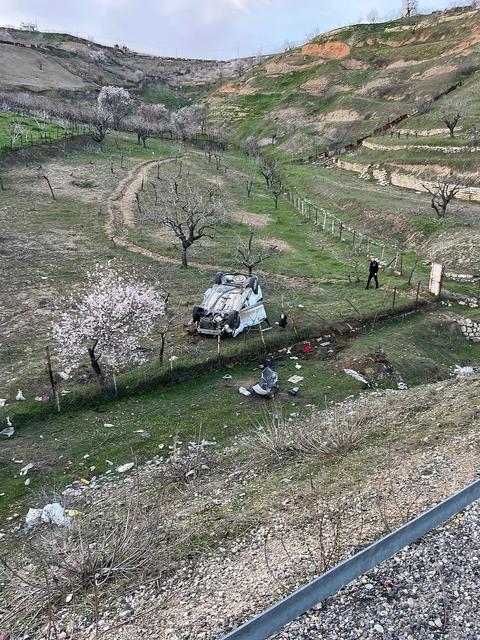 Otomobil şarampole yuvarlandı: 1 ölü, 2 yaralı