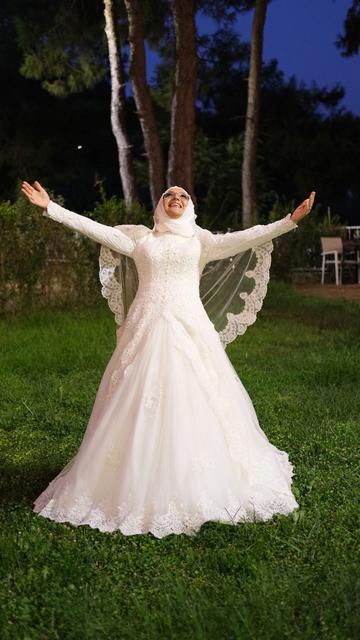 KAÇARAK EVLENEN ÇİFT, 20 YIL SONRA DÖRT ÇOCUĞUYLA BİRLİKTE DÜĞÜN YAPTI BİR HAFTA ÖNCE TANIŞTIĞI EŞİNE 'KAÇALIM' DEDİ, DÜĞÜN HASRETLERİ EVLİLİKLERİNİN 20. YIL DÖNÜMÜNDE BİTTİ '20 YIL ÖNCE EVLENDİK, ŞİMDİ EĞLENİYORUZ' YAZILI DAVETİYLE DOSTLARINI DÜĞÜNE ÇAĞIRDILAR