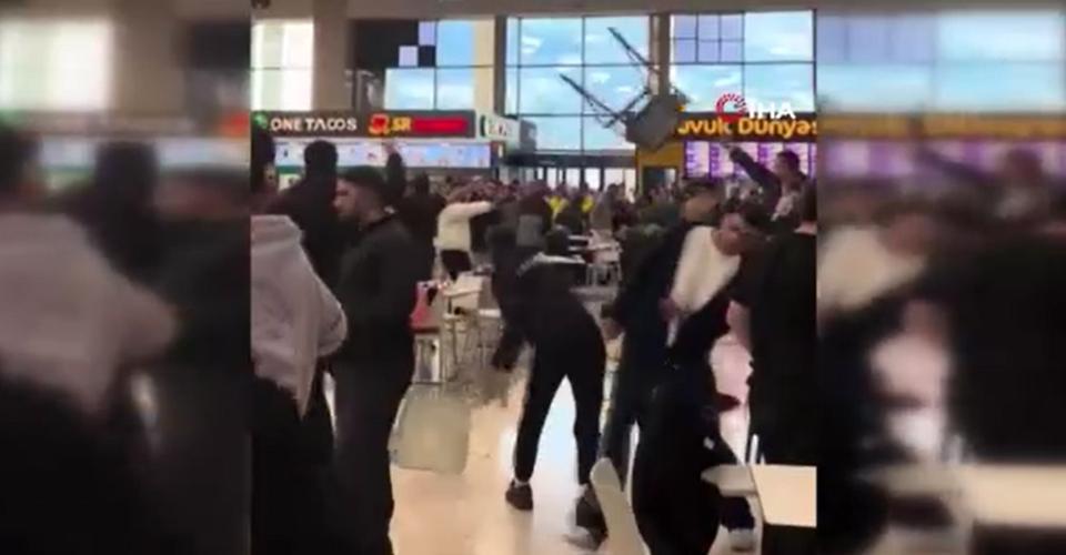 ‘Ne bakıyorsun?' kavgasında sandalyeler havada uçuştu