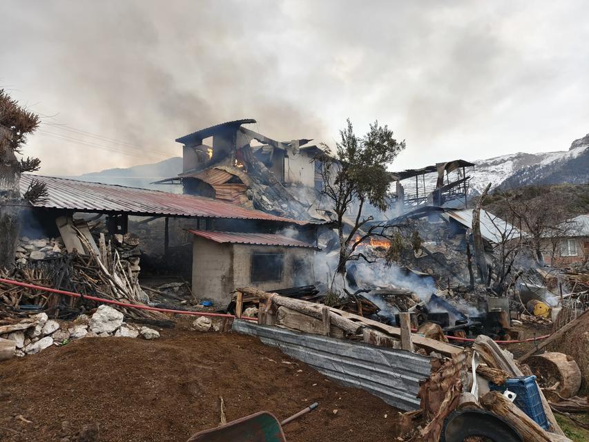Yangında ev küle döndü, 3 hayvan telef oldu