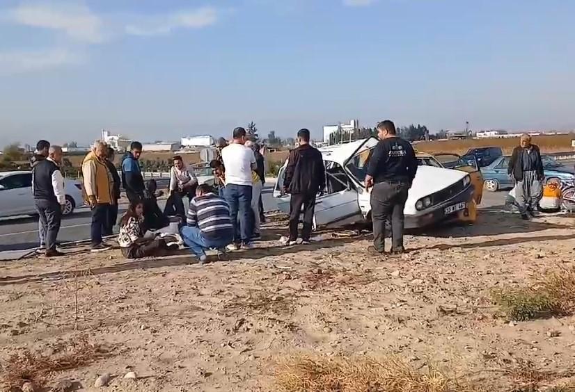 MERSİN'DE 2 OTOMOBİLİN ÇARPIŞTIĞI KAZADA 6 KİŞİ YARALANDI