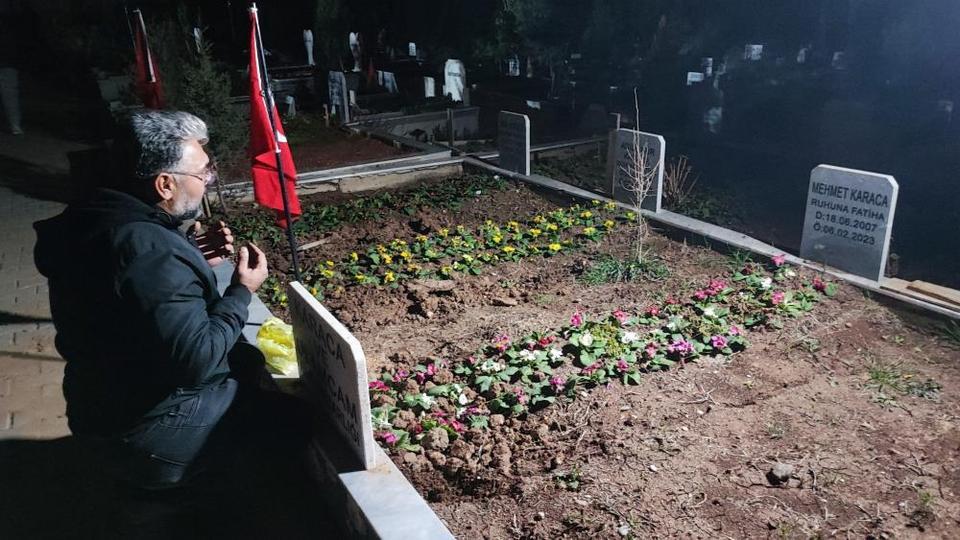 Deprem felaketinde ailesini kaybeden baba, kayıp evladını bulamıyor