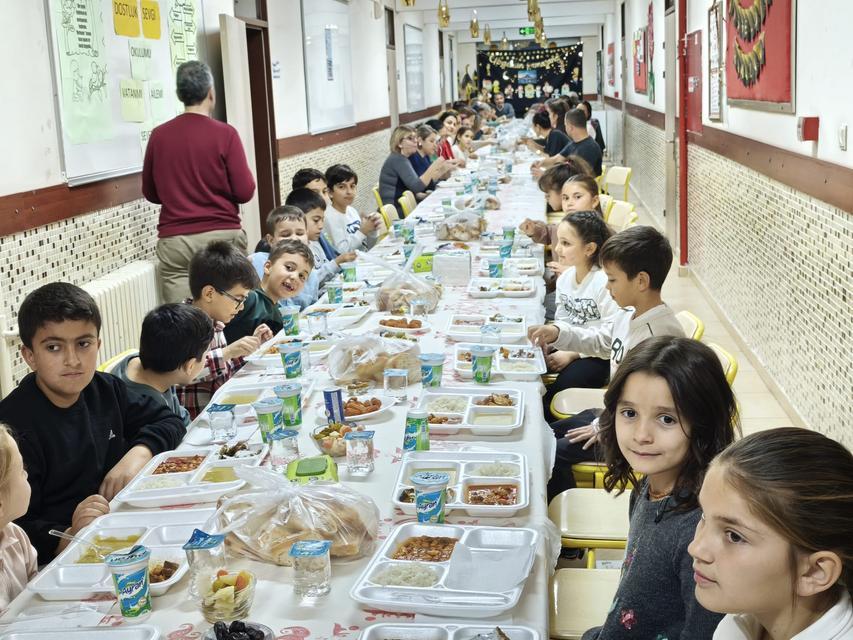 Söke'de okul koridorunda toplu iftar coşkusu