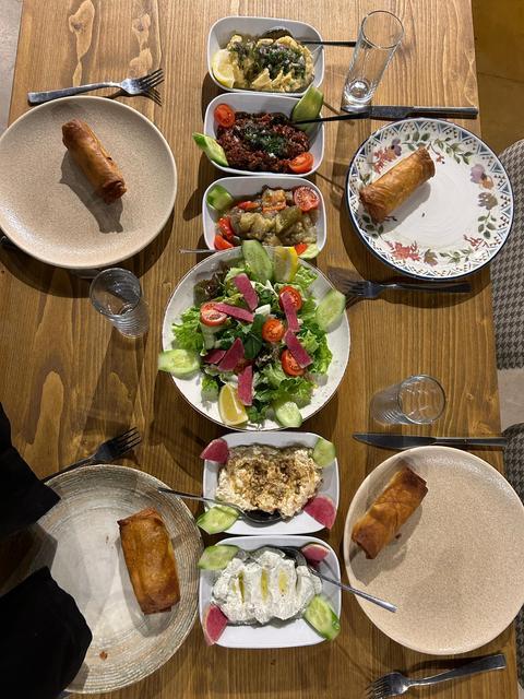 Aydın’ın Efeler ilçesinde yaklaşık iki yıl önce hizmete açılan Ah-Sen Yeni Nesil Meyhane, eğlencenin tek adresi. Aydın’da ilk ve tek olarak hizmete başlayan Ah-Sen Yeni Nesil Meyhane, nezih ortamıyla eğlenmek isteyenleri en iyi şekilde ağırlıyor.