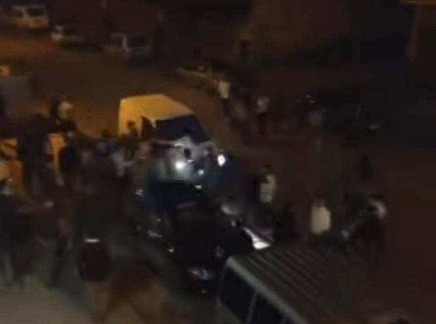 Aracıyla kavga edenleri ezdi: 9 yaralı