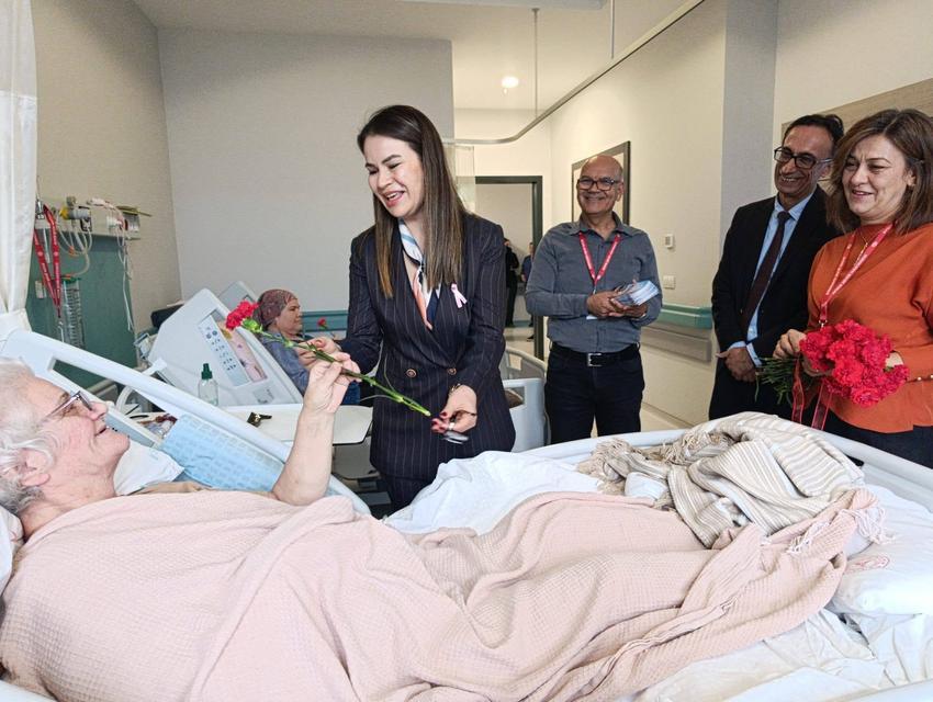 Aydın Şehir Hastanesi’nde hastalara karanfilli ziyaret