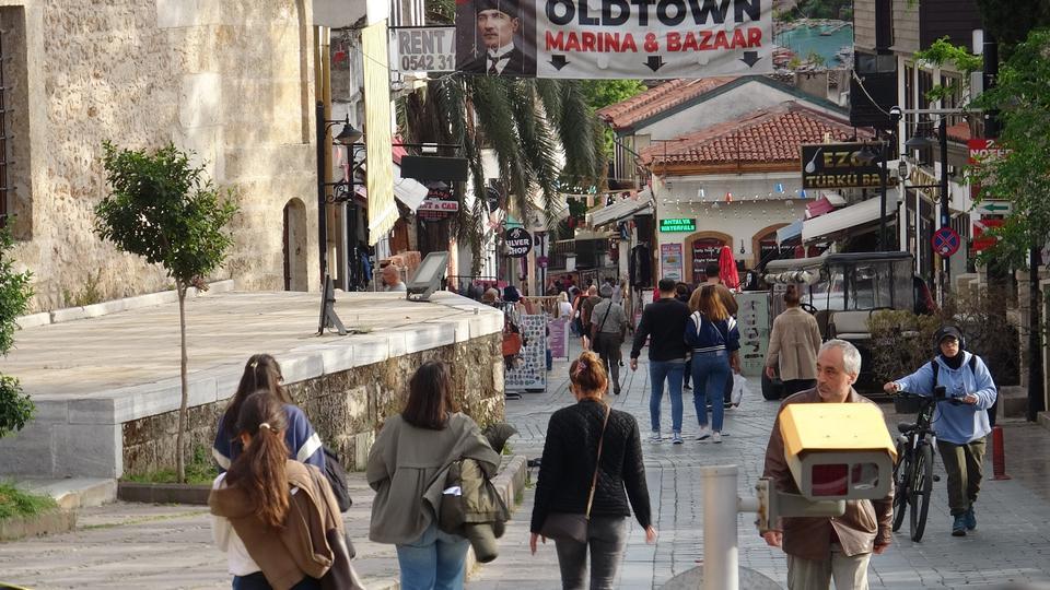 YANGINA DAYANIKLI KAPI KRİZİ: ANTALYA'DA 1600 OTELDEN YÜZDE 90'I RİSK ALTINDA YANGINA DAYANIKLI KAPI FİYATLARI İKİ KATINA ÇIKTI GEÇEN YIL 15 BİN LİRA OLAN KAPI BUGÜN 25-30 BİN LİRA YANGIN YÖNETMELİĞİ İŞLETMELERİ KİLİTLEDİ: "TURİZM SEZONU BİTİMİNE KADAR SÜRE VERİLSİN"