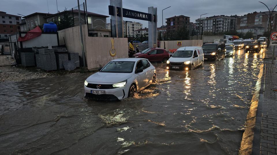 Sağanak yağış hayatı felç etti