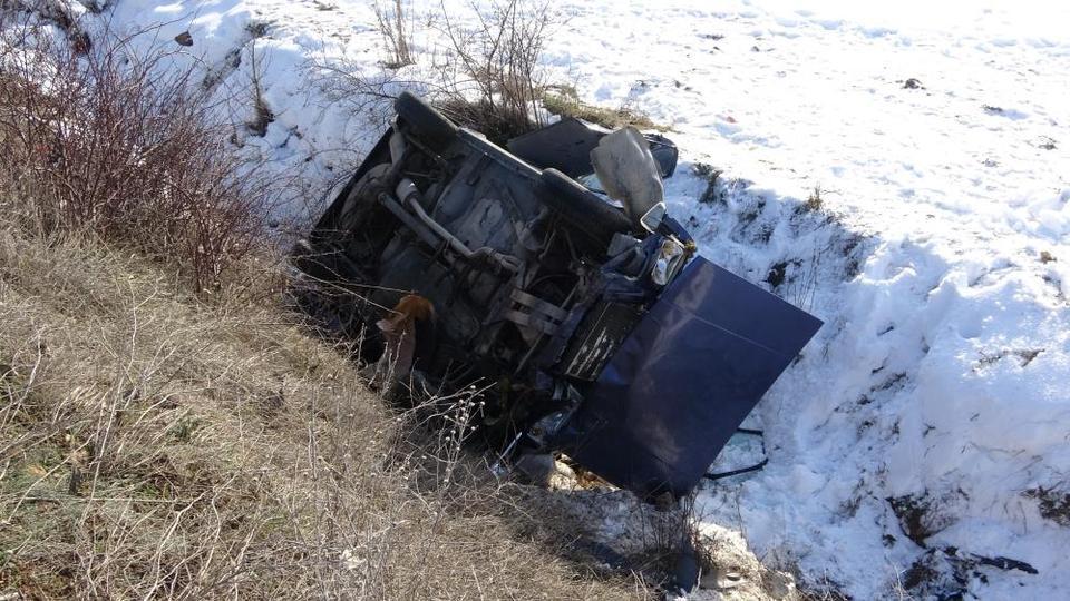 Kaza yapan Fiat Tofaş marka otomobil şarampole yuvarlandı: 1'i ağır 4 yaralı