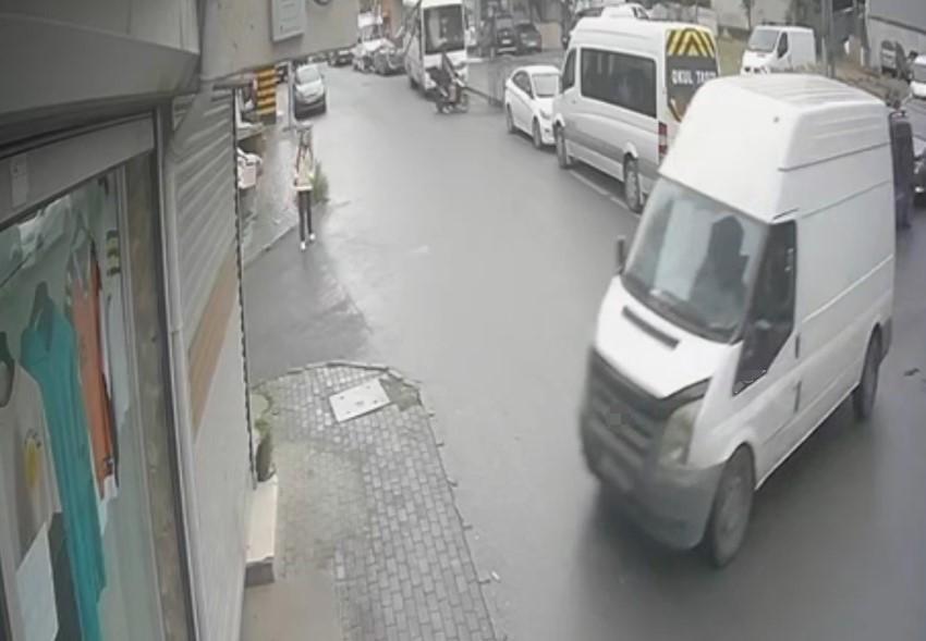 Freni boşalan panelvan dükkana daldı