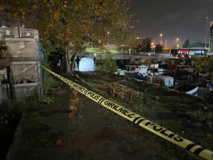 KÜÇÜKÇEKMECE MENEKŞE DERESİ'NDE KADIN CESEDİ BULUNDU