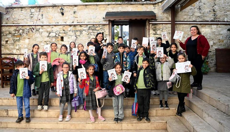 Kuşadası'nda çocuklara hem kitap hem hayvan sevgisi aşılandı