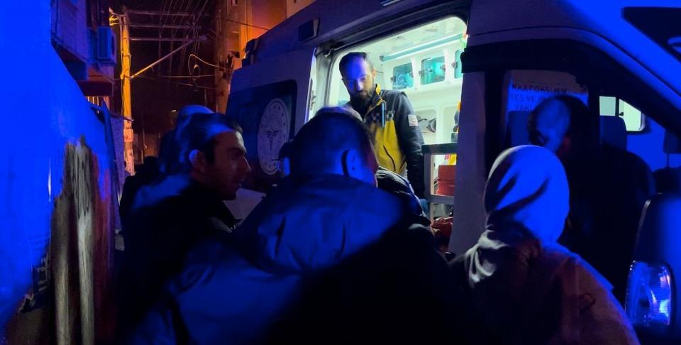Alacaklılarını yolda gören bir grup şüpheli, takip ettikleri aracı kurşuna dizdi. Araçta bulunan iki kişi şans eseri yara almazken, otomobil âdetâ delik deşik oldu. Polis, dehşet saçan 2 saldırganı yakalamak için çalışma başlattı.