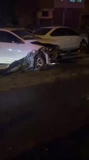 Ehliyetsiz sürücü park halindeki araçlara çarptı