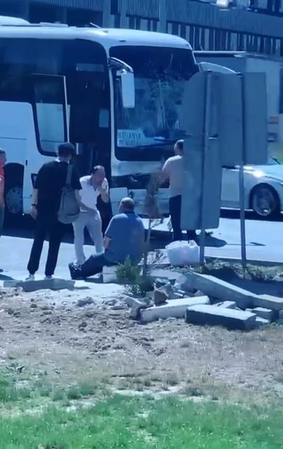 KÜTAHYA'DA İŞÇİ SERVİSİ TANKERE ÇARPTI: 8 YARALI