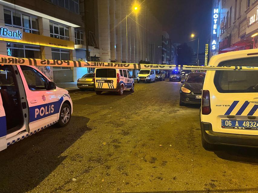 ANKARA'DA EĞLENCE MERKEZİNDE BİR KİŞİ GÖRÜŞTÜĞÜ KADINI ÖLDÜRDÜKTEN SONRA KENDİNİ VURDU