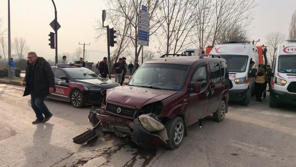 Kırmızı ışık ihlali can pazarı yarattı: hafif ticari araçlar çarpıştı, 3’ü çocuk 7 yaralı