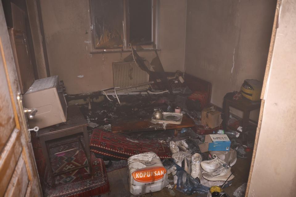 Tüpten tüpe gaz dolumu yaparken evi yaktı