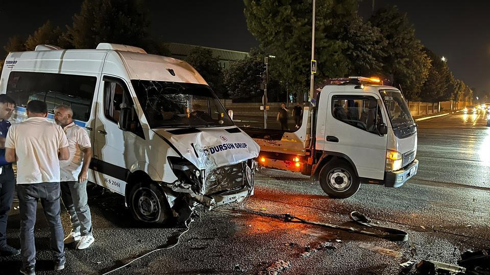 Servis minibüsü refüje çıktı: 1 yaralı