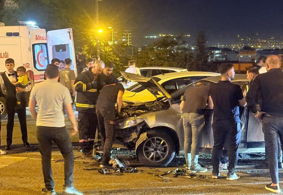 İki otomobil çarpıştı: 4 kişi yaralandı