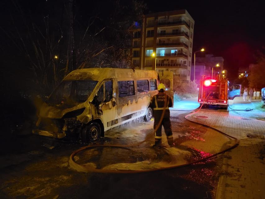 Aydın'da geceyi aydınlatan yangın! Park halindeki minibüs küle döndü