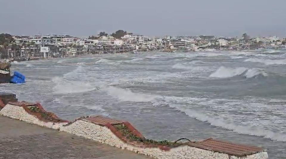 Didim’de deniz sertleşti: Altınkum Plajı dev dalgalarla sallandı