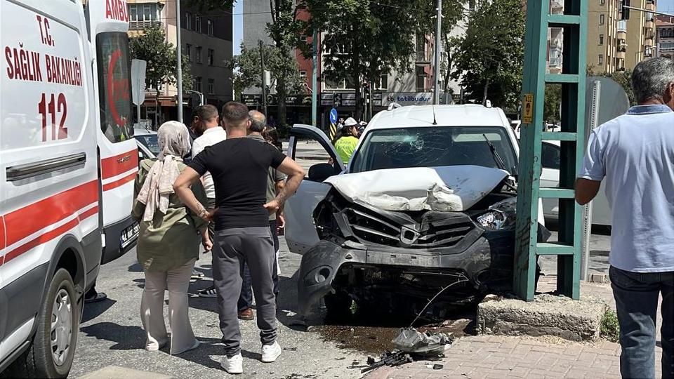 Otomobil ile kamyonet çarpıştı: 1'i çocuk 6 yaralı