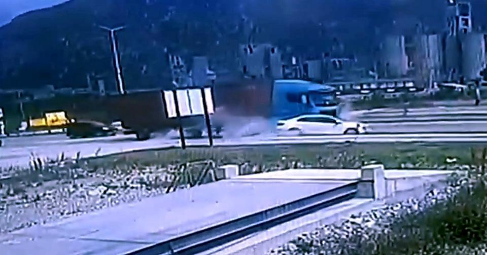 Aydın'da tırın çarptığı otomobil metrelerce sürüklendi