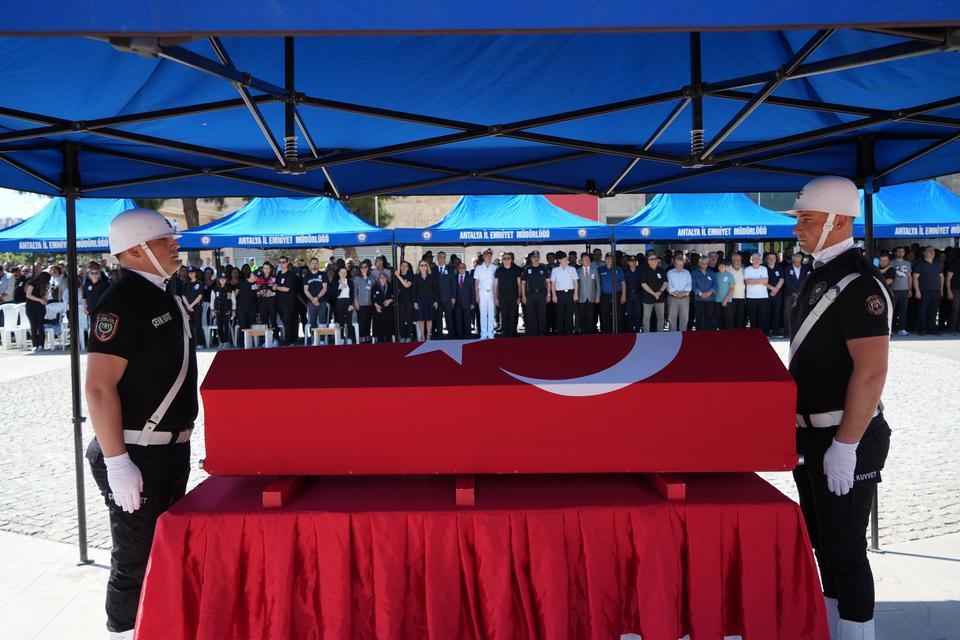 Babalarına, üniformasını giyerek veda ettiler