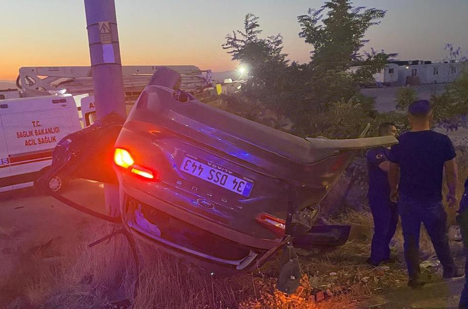 Kamyon ile otomobil çarpıştı: 2 yaralı