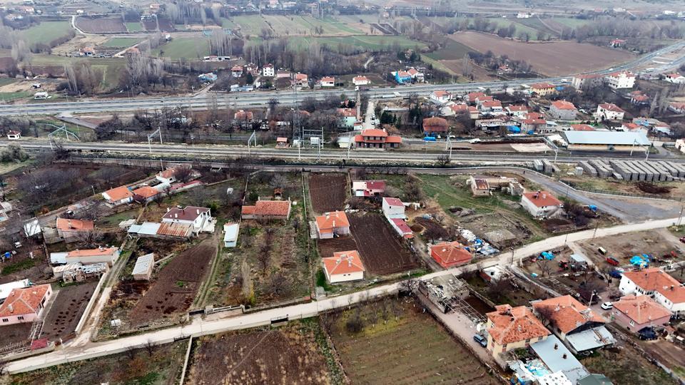 KEMAL SUNAL'IN PROPAGANDA FİLMİ GERÇEK OLDU: TEL ÖRGÜYLE İKİYE BÖLÜNEN MAHALLEDE VATANDAŞLAR İHTİYAÇLARINI GİDERMEK İÇİN 5 KİLOMETRE YÜRÜYOR