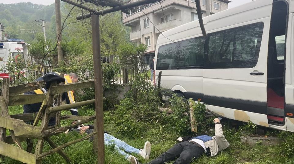 İşçi servisi ağaca çarptı, 8 kişi yaralandı