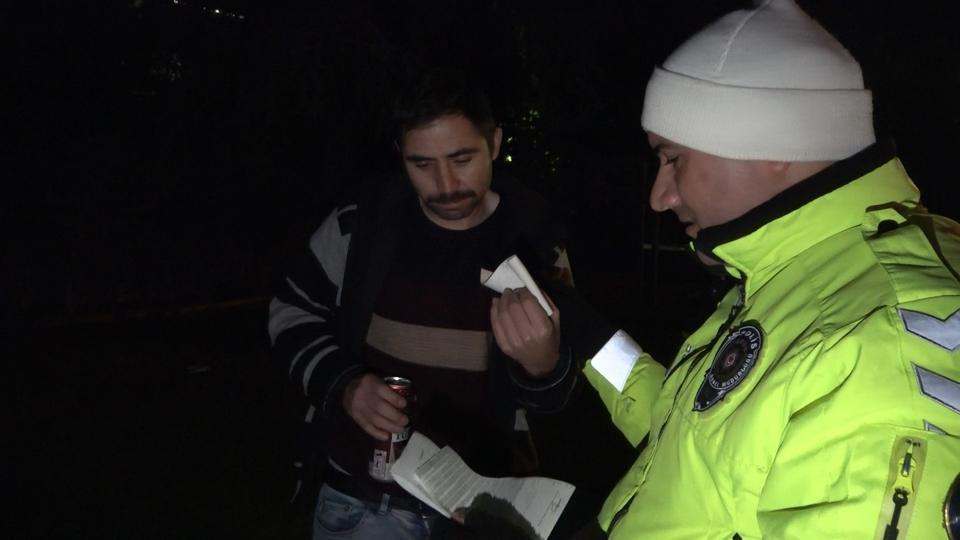 (ÖZEL) DİREKSİYON BAŞINA ALKOLLÜ GEÇTİ, BAHANELERİ DE PEŞ PEŞE GELDİ AYAKTA DURAMAYAN ALKOLLÜ SÜRÜCÜ, POLİS EKİPLERİYLE PAZARLIK YAPIP İKNA ETMEYE ÇALIŞTI, "EHLİYETİMİ 5 YIL ALMAYIN" DEDİ. EHLİYETİ ALINAN ALKOLLÜ SÜRÜCÜ "BEN TERÖRİST MİYİM?" DİYE KONUŞTU