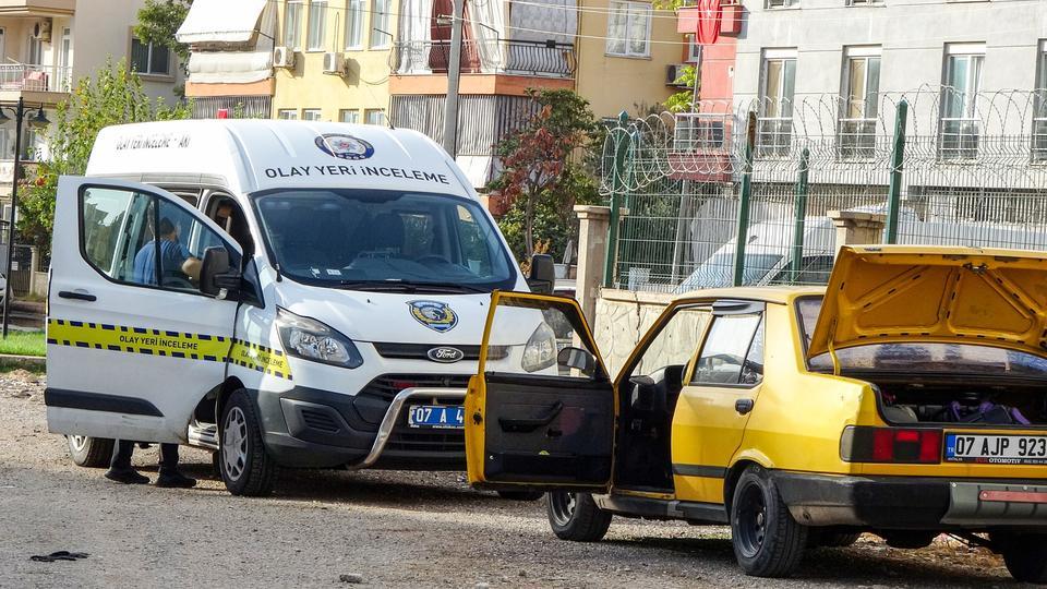 ÇALINAN ARABASINDA HIRSIZIN BIRAKTIĞI SÜRPRİZİ GÖRÜNCE KAHKAHAYA BOĞULDU HIRSIZ GİTMEDEN ÖNCE ÇALDIĞI OTOMOBİLİN DİREKSİYON ÜZERİNE AYICIK BIRAKTI