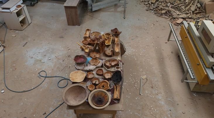 ÇÜRÜMÜŞ ZEYTİN AĞAÇLARINI SANAT ESERİNE DÖNÜŞTÜRÜYOR YAYLALARDAN TOPLAYIP ATÖLYESİNDE TEK TEK İŞLİYOR