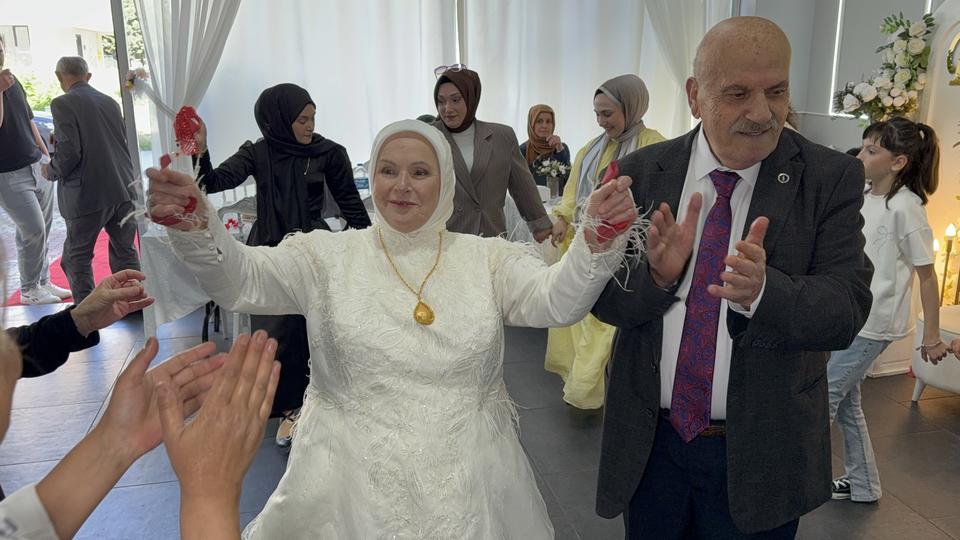 Kaçarak evlenen çift 52 yıl sonra düğün yaptı