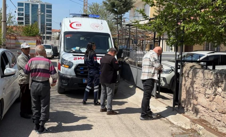 Yaşlı adam karısını evde ölü buldu