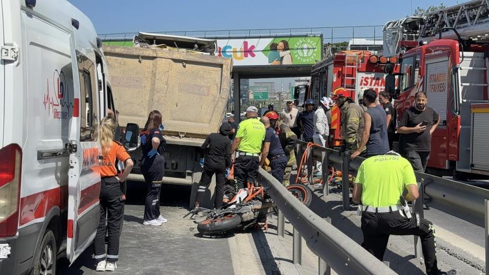Motosiklet sürücüsü hafriyat kamyonunun altında kaldı: 1 ölü