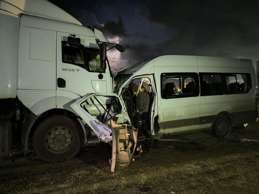İşçi servisi tırla kafa kafaya çarpıştı: 1 ölü, 15 yaralı