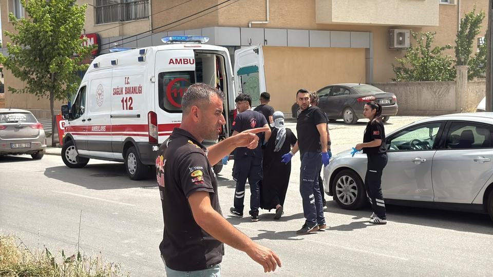 ESKİŞEHİR'DE DOLMUŞUN ÇARPTIĞI OTOMOBİL YAN YATTI: 8 YARALI