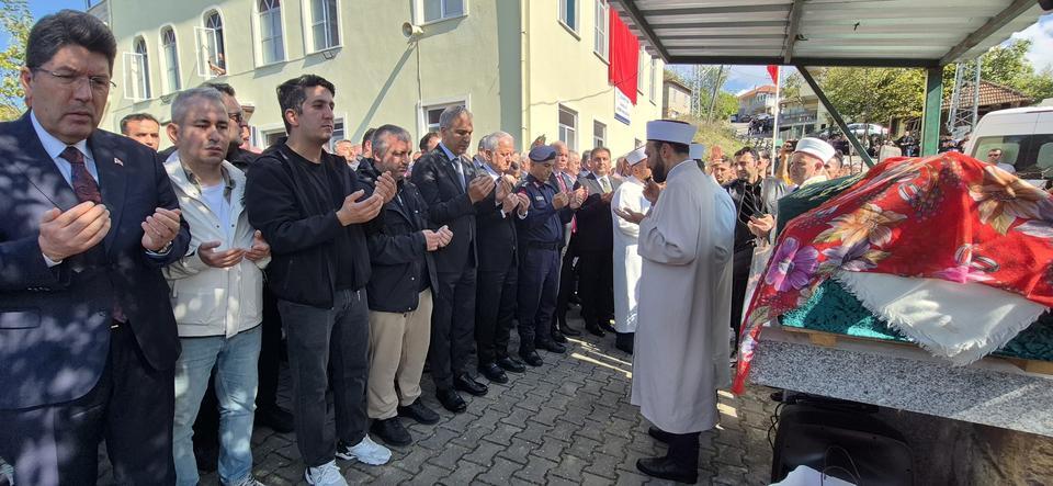 Okuldaki bıçaklı saldırıda hayatını kaybeden Eslem toprağa verildi