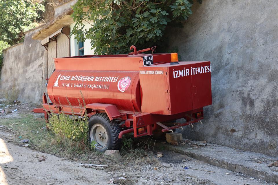 İZMİR'DE BOŞALTILAN TOSUNLAR MAHALLESİ YANGINDA HARABEYE DÖNDÜ