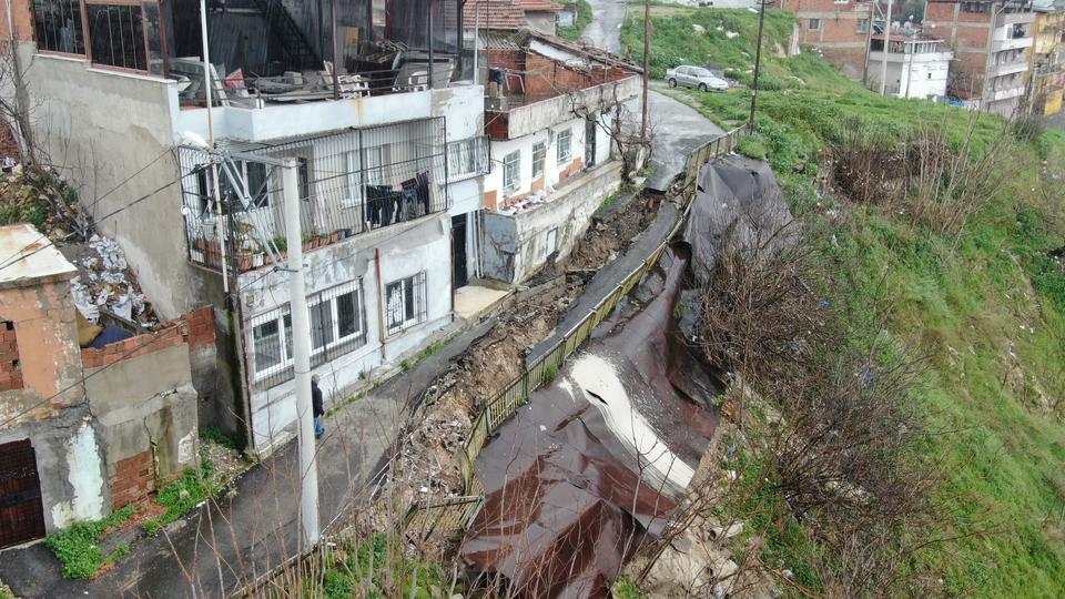 SAĞANAK SONRASI YOL ÇÖKTÜ, MAHALLEYİ ENDİŞE KAPLADI