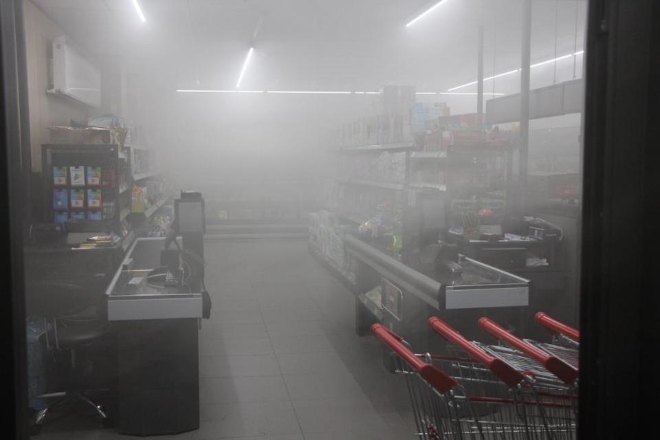 Korkutan yangın: Marketi duman kapladı