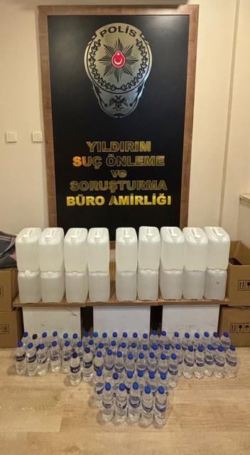 PAZARCI ŞÜPHELİYE OPERASYON: ARACINDAN VE EVİNDEN 121 LİTRE SAHTE İÇKİ ÇIKTI SAHTE İÇKİLERİ SU ŞİŞESİNE DOLDURMUŞ OPERASYON ANI KAMERADA